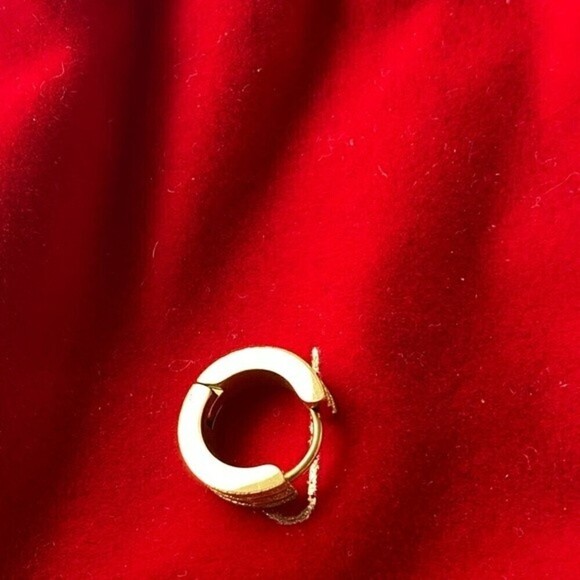 J & Co. NEW gold plated engraved chunky hoop Huggie earring - single - Picture 6 of 11